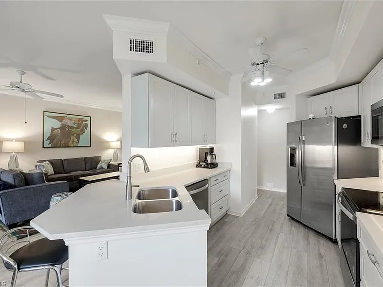 400 L Ambiance Cir #104 — Photo 11