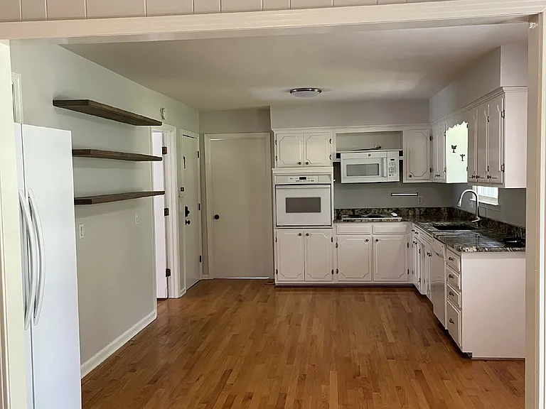 810 Davis Dr — Photo 3