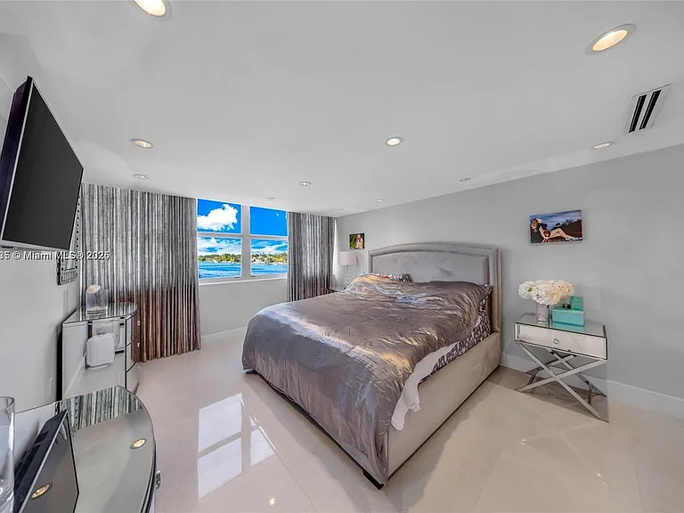 5838 Collins Ave #2F — Photo 9