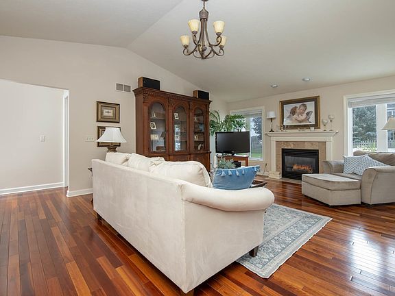 4th image of 690 Charlemont Ln