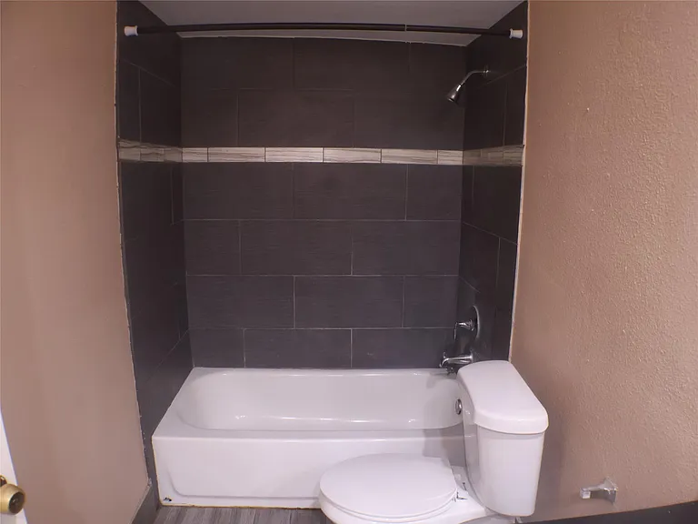 7700 Creekbend Dr #33 — Photo 11