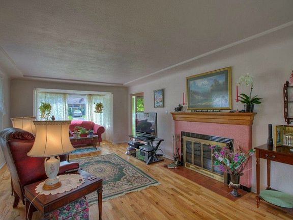 4th image of 2606 Louise Ave W