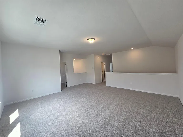 715 Universal Dr — Photo 26