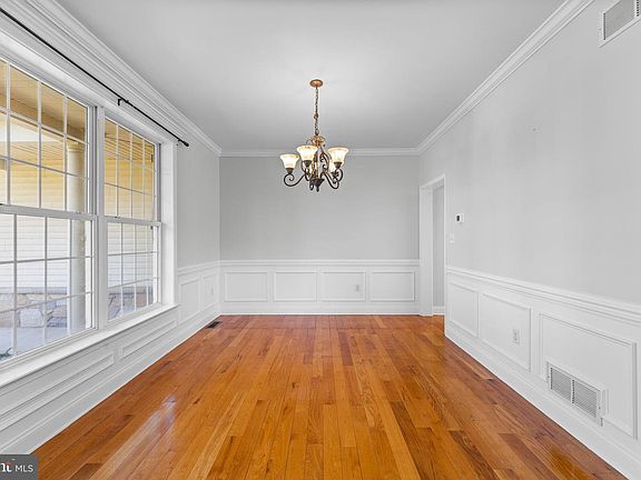2nd image of 271 Squire Ln