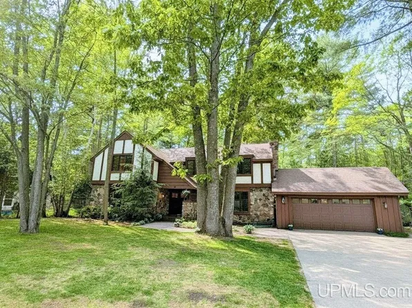 39 Elder Dr, Marquette, MI 49855