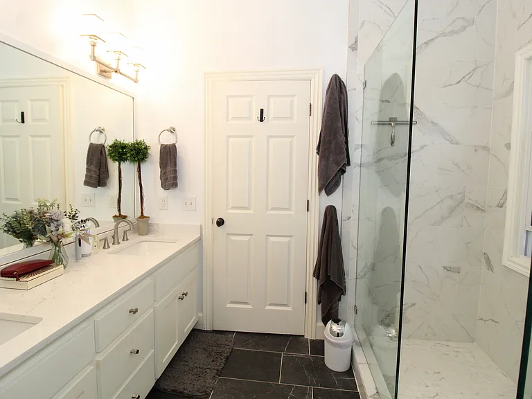 1401 NE Dysart Woods Ln — Photo 25