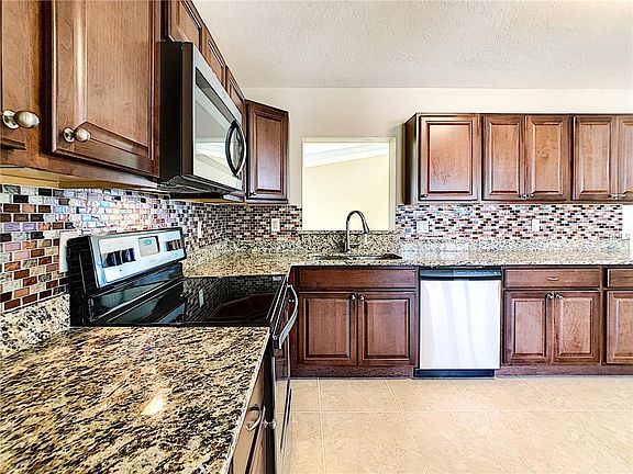 5th image of 205 Satsuma Dr