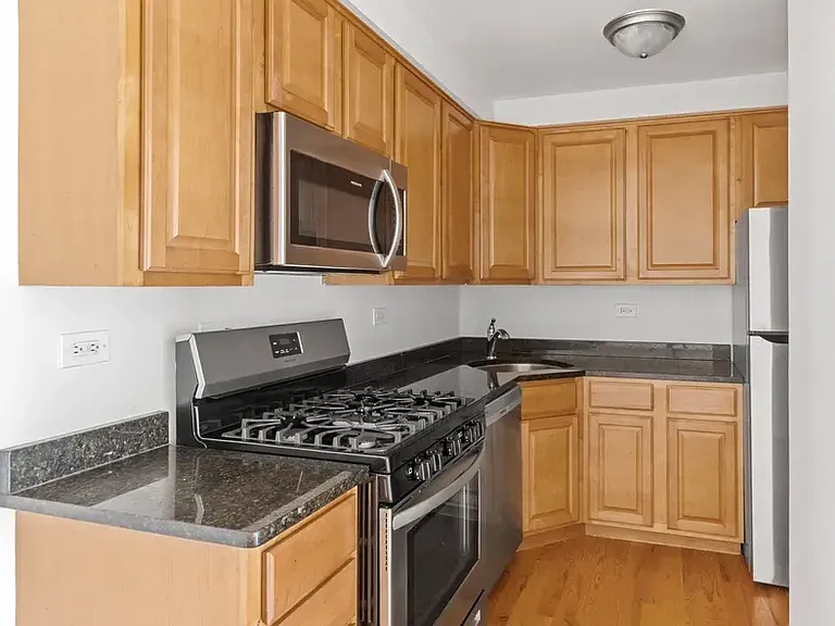 112 Surrey Dr — Photo 1