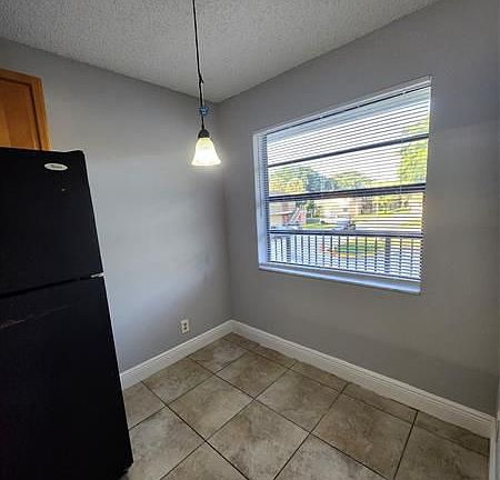 5th image of 4110 Lakeside Dr #4110