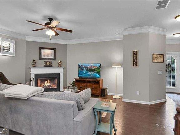 3rd image of 307 Lakeside Ln