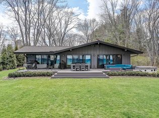 13464 N Lakewood Dr, Mequon, WI 53097