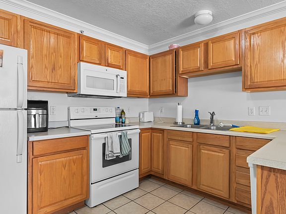 2nd image of 567 N University Ave APT 210