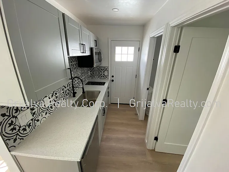 1030 Lee — Photo 5