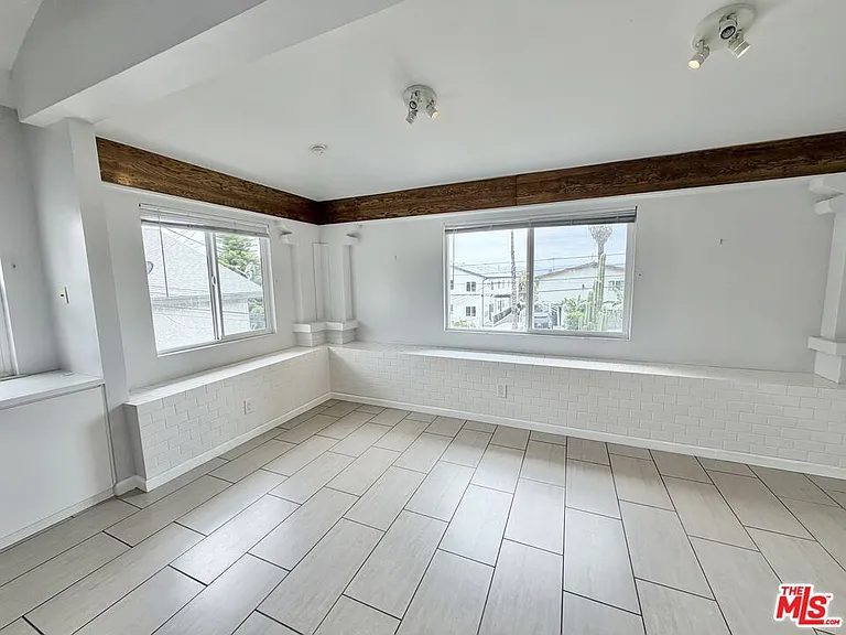 624 1/2 N Benton Way — Photo 7