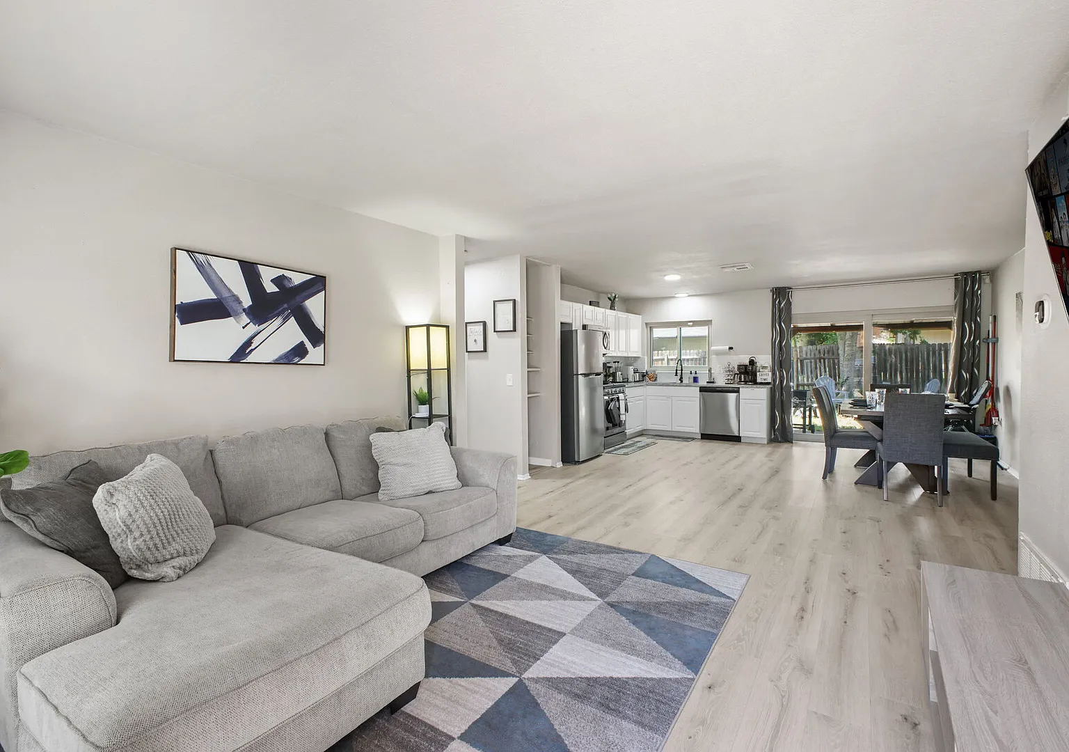 Cozy 3BR Home | Family-Friendly | Near Attractions — Photo 4