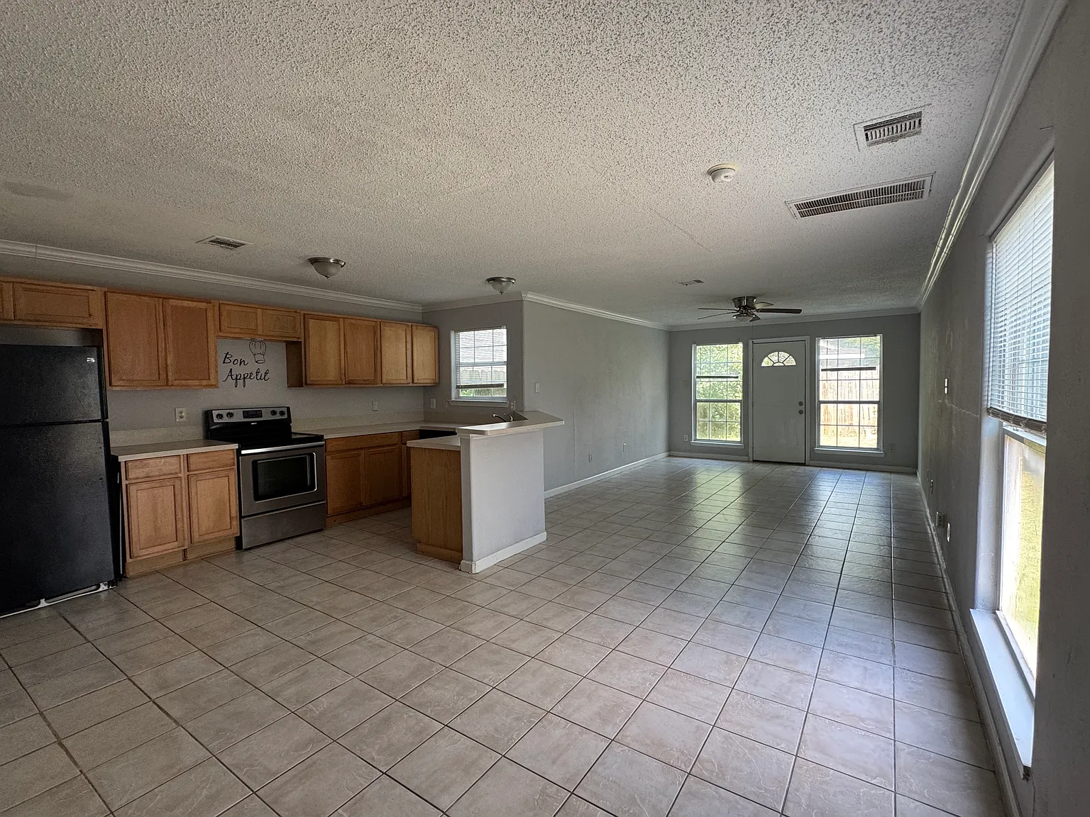 3 bed, 2.5 bath, 1676 sqft, $1,730 — Photo 3