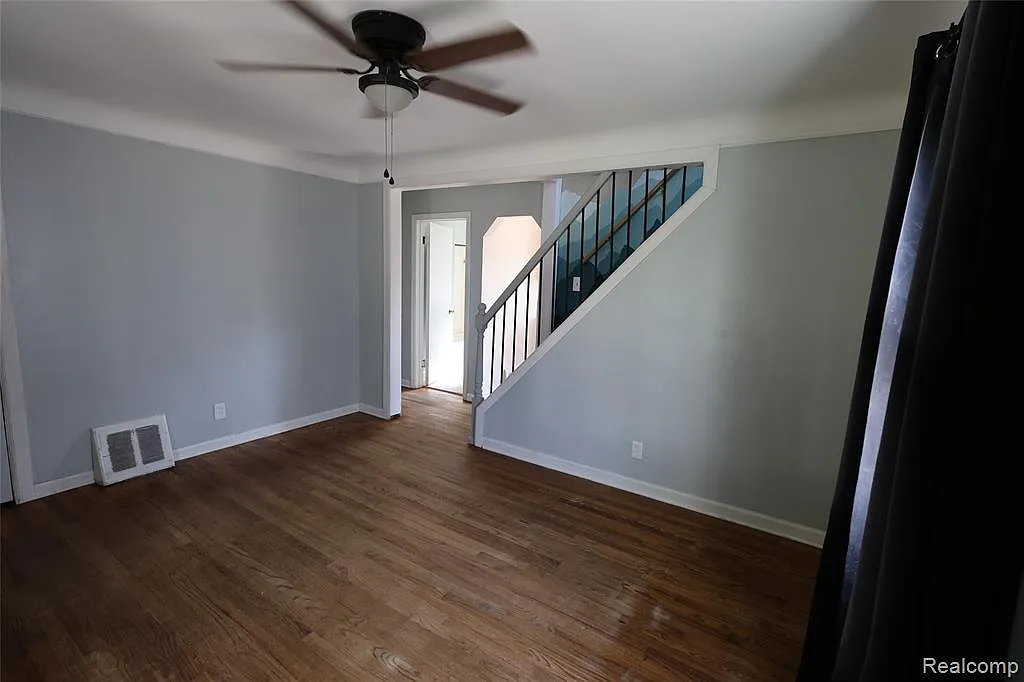 3 bed, 1.0 bath, 1062 sqft, $1,750 — Photo 3