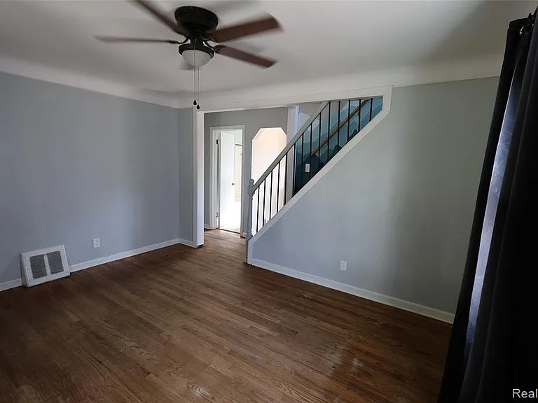 27226 Lawnwood St — Photo 3