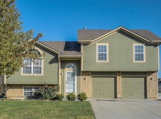 15516 Iron Creek Ct, Basehor, KS 66007