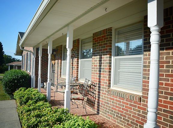 4th image of 45 Edgewood Dr