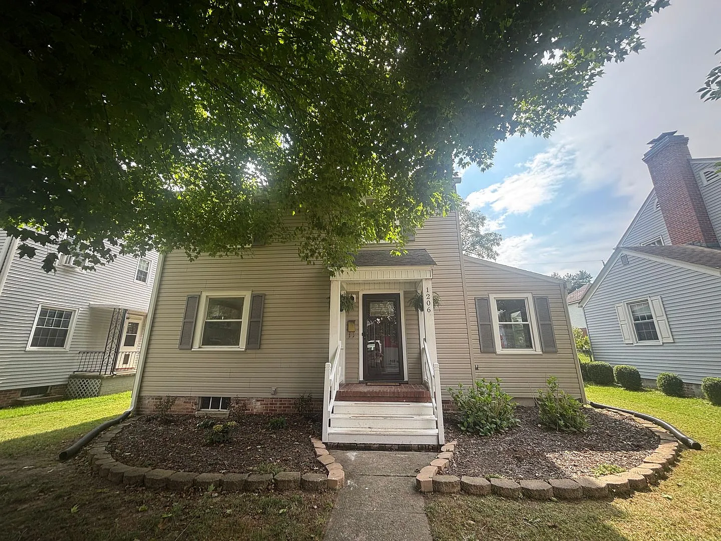 3 Bed 1 Bath Single- Family Home Available Now — Photo 1