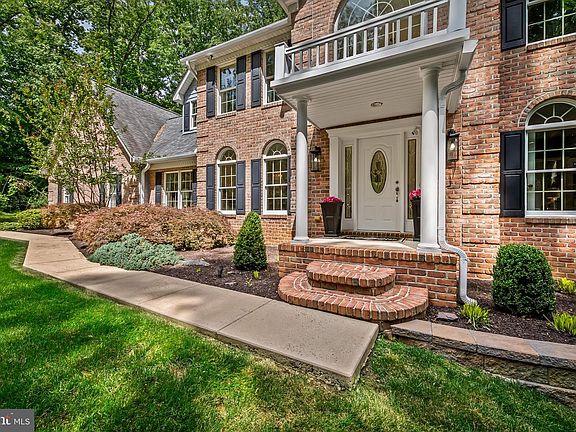 3rd image of 18 Wesley Woods Ct