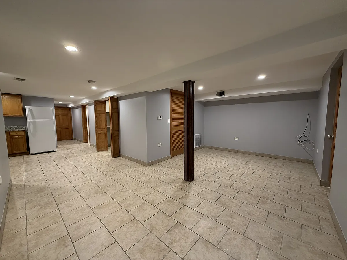 Building Photo - 2936 N Harding Ave #G
