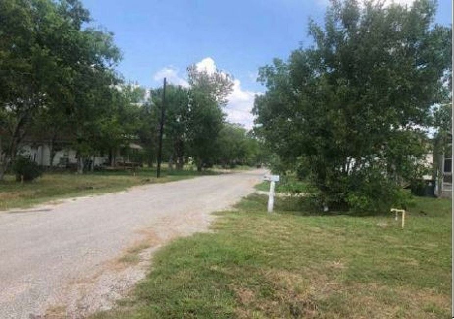 Exterior Neighborhood (street photo)
