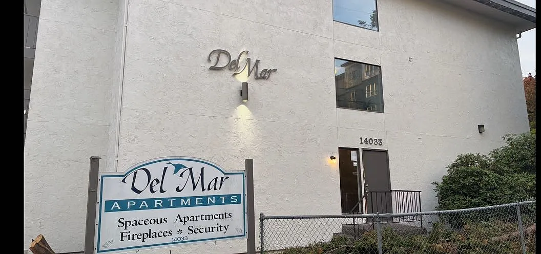 Del Mar Apartments — Photo 2