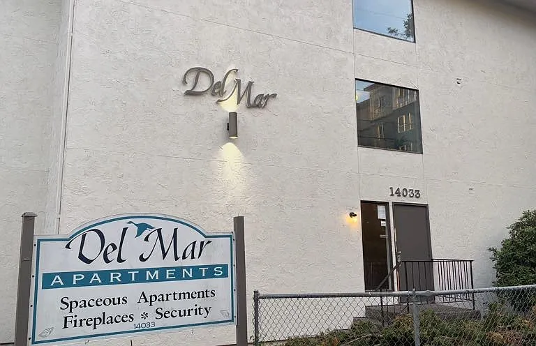 Del Mar Apartments — Photo 2