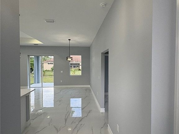 4th image of 937 Sentinela Blvd