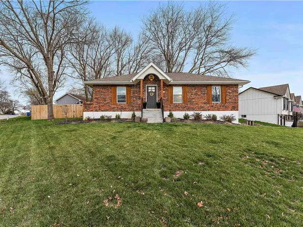 236 SE Bristol Dr, Lees Summit, MO 64063