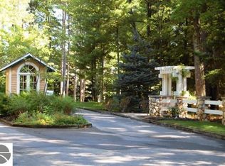 1 Twisted Oak Gln, Glen Arbor, MI 49636