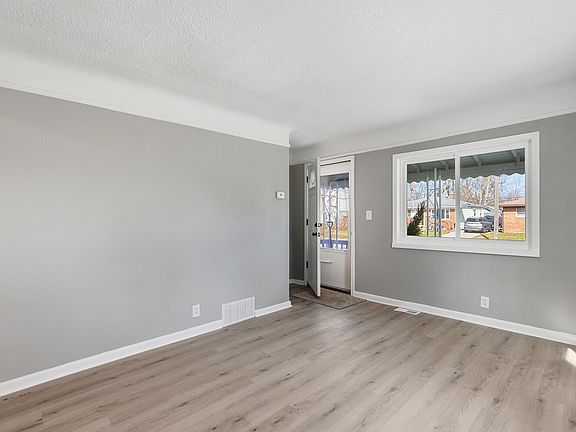 3rd image of 411 W Bernhard Ave
