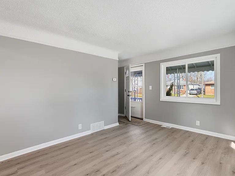 411 W Bernhard Ave — Photo 3