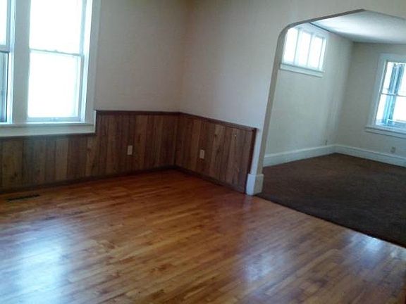 4th image of 35 Manitoba Ave