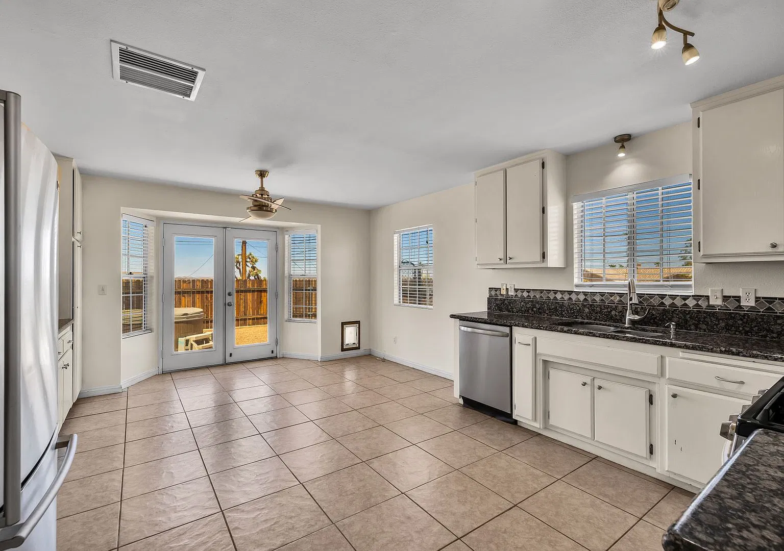 Spacious 3/2 with ALL appliances included! — Photo 3