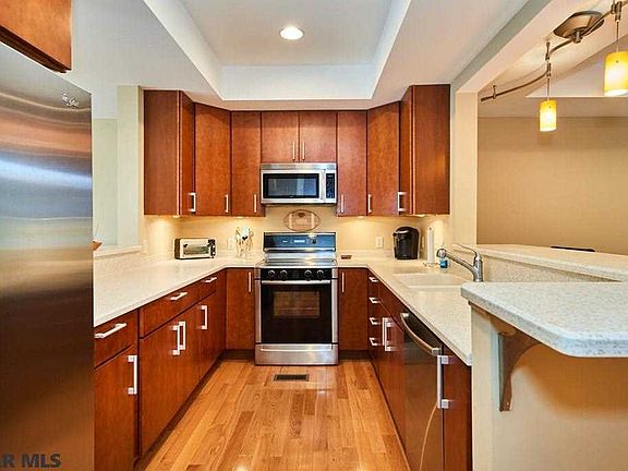 5th image of 688D Oakwood Ave