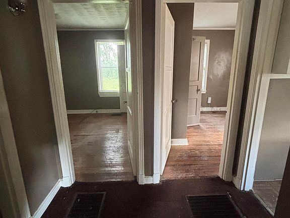 4th image of 2863 Crest Ave