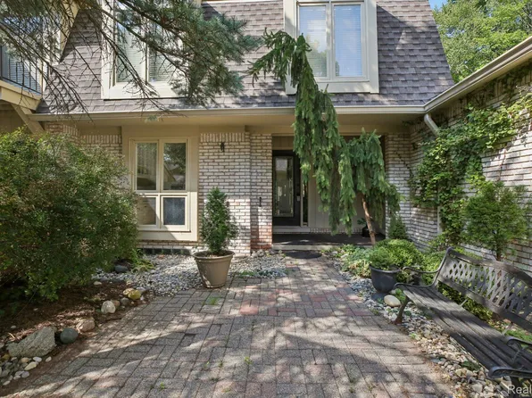 1339 Knollcrest Cir, Bloomfield Hills, MI 48304