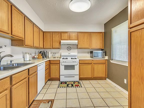 4th image of 10044 Kenworthy St