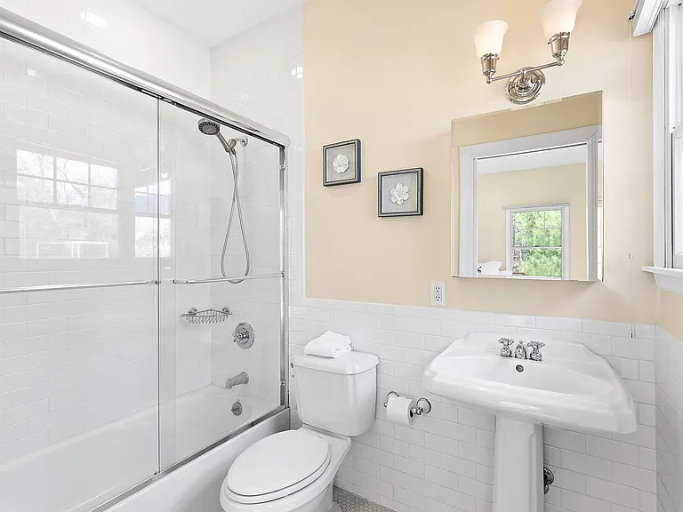 492 Sag Harbor Tpke — Photo 16
