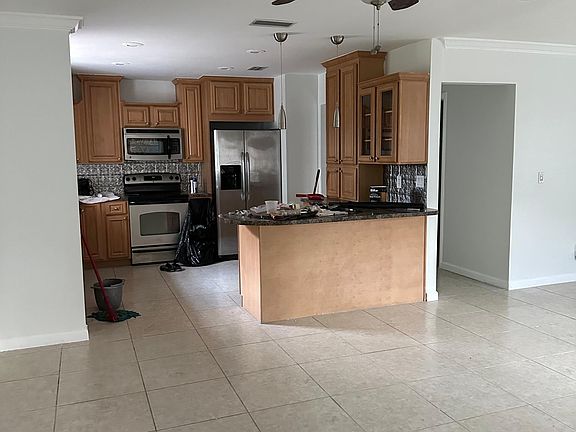 2nd image of 115 W Comanche Ave