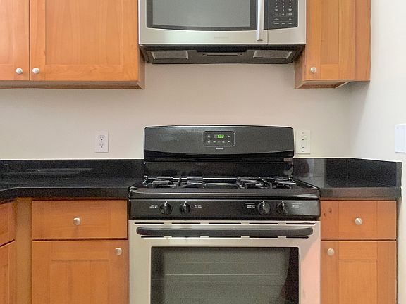 5th image of 3015 Van Ness Ave APT 2