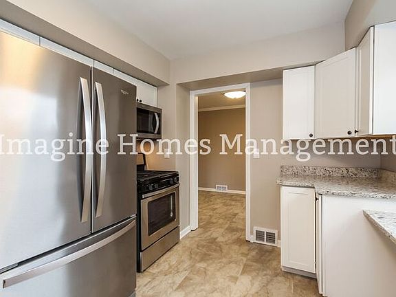 5th image of 2744 Forestview Ave
