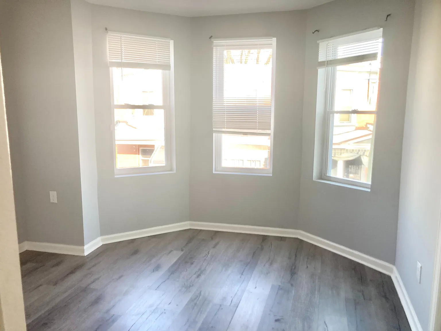 Move-In Ready 3BR Townhome Near Parks, Cafes & Transit — Photo 3