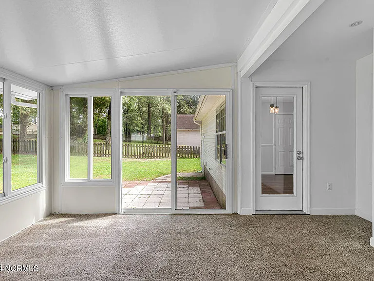 103 Carriage Hills Ct — Photo 15