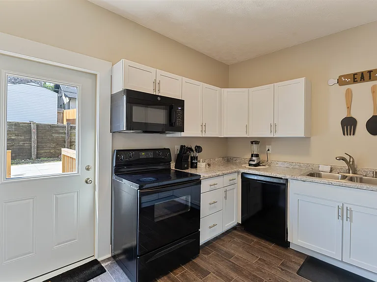 4335 Leavenworth St — Photo 16