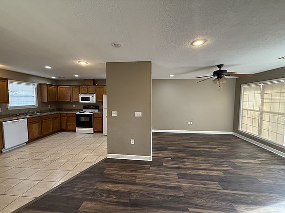 4th image of 3808 Griffin St #D