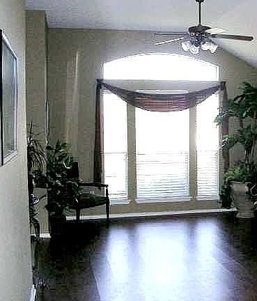 Front living/dining area